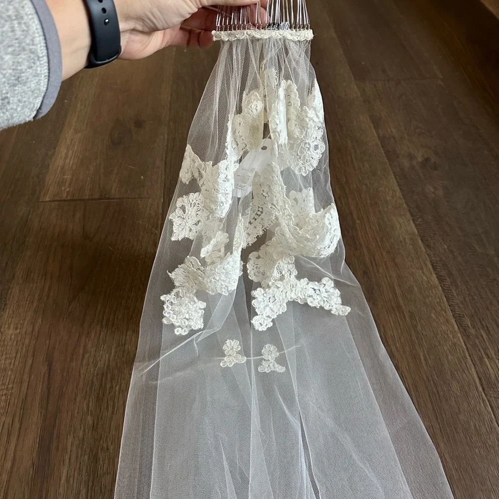 Jennifer Leigh L’Oréal Ivory 50” French Alencon Lace Veil